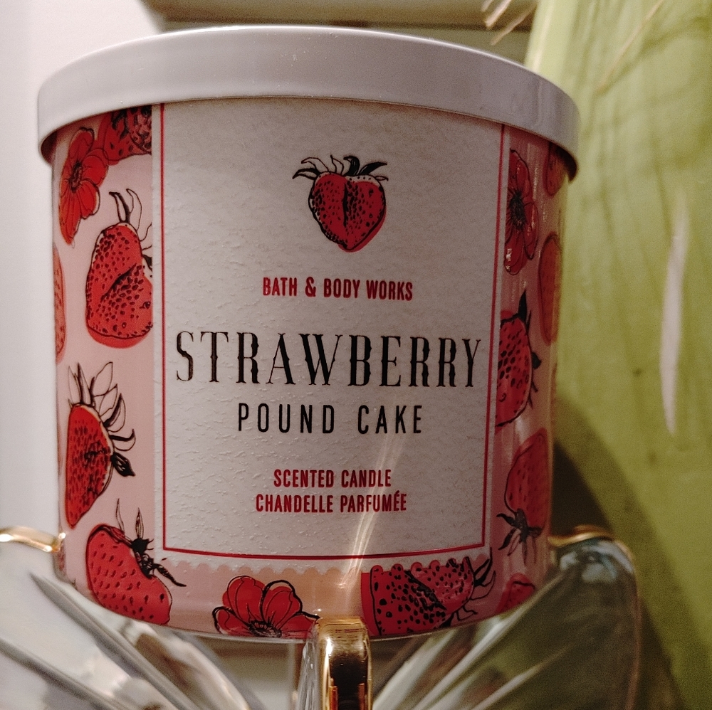 BATH & BODY WORKS 3 WICK CANDLE STRAWBERRY POUND CAKE 🍓